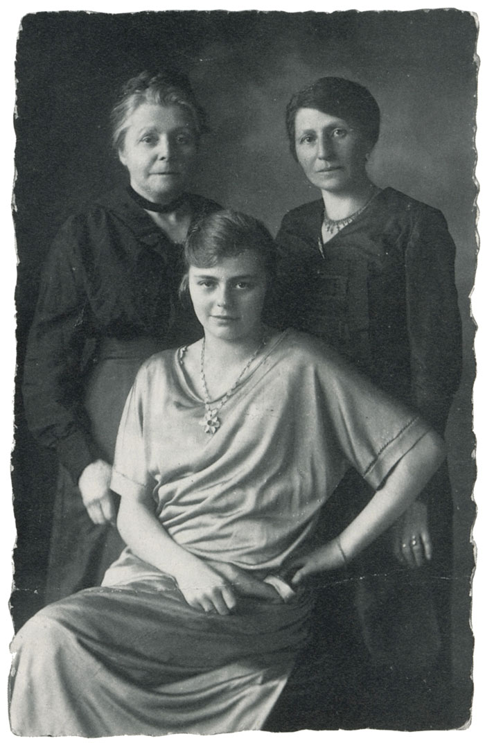 Oma Clara, Mama Anna und Irma, München 1924