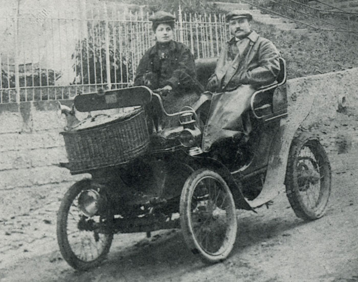 Mama mit Onkel Wagner im Peugeot